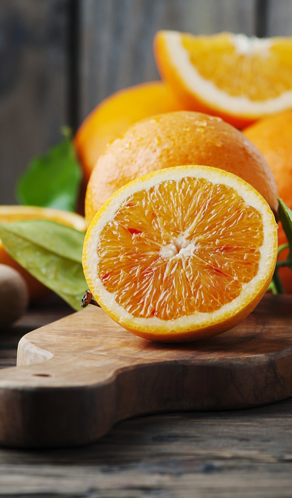 Большие спелые апельсины на доске 