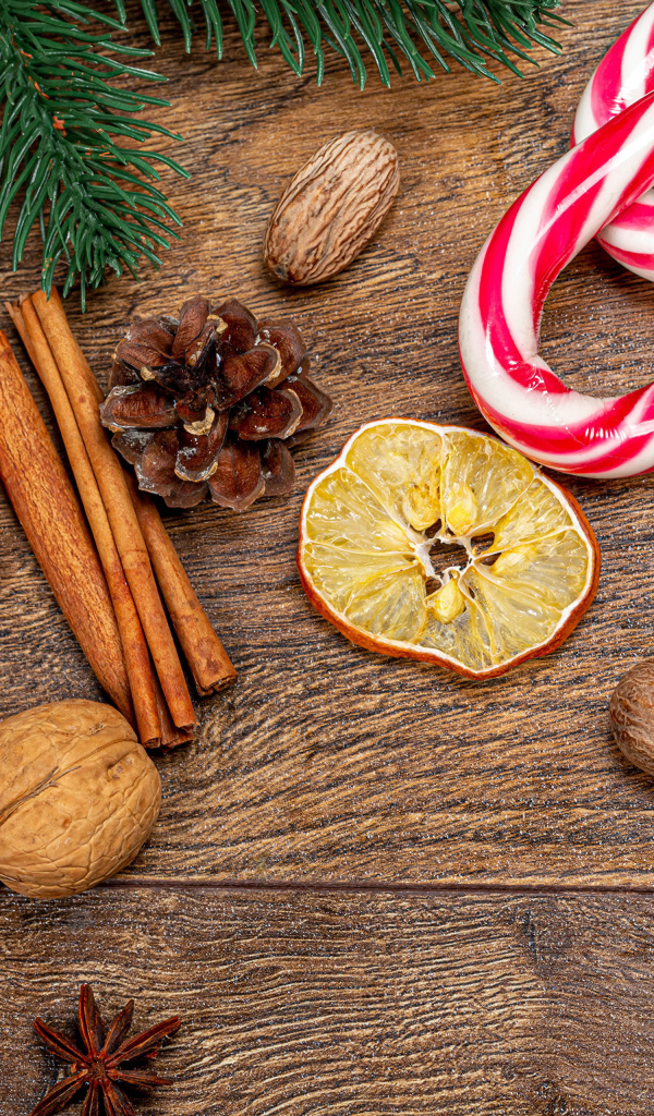 Леденцы на столе с орехами, корицей и апельсинами