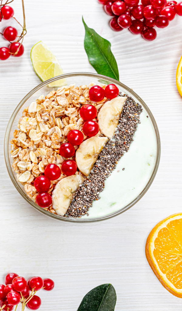 Мюсли на столе с калиной и цитрусовыми фруктами