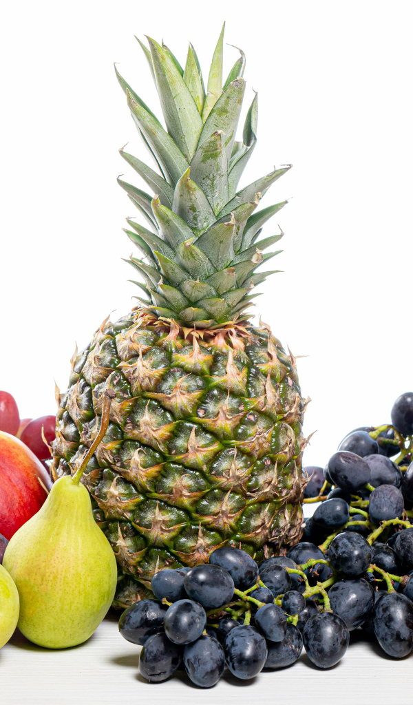 Ананас, виноград, инжир, лимон, нектарин и груши на белом фоне