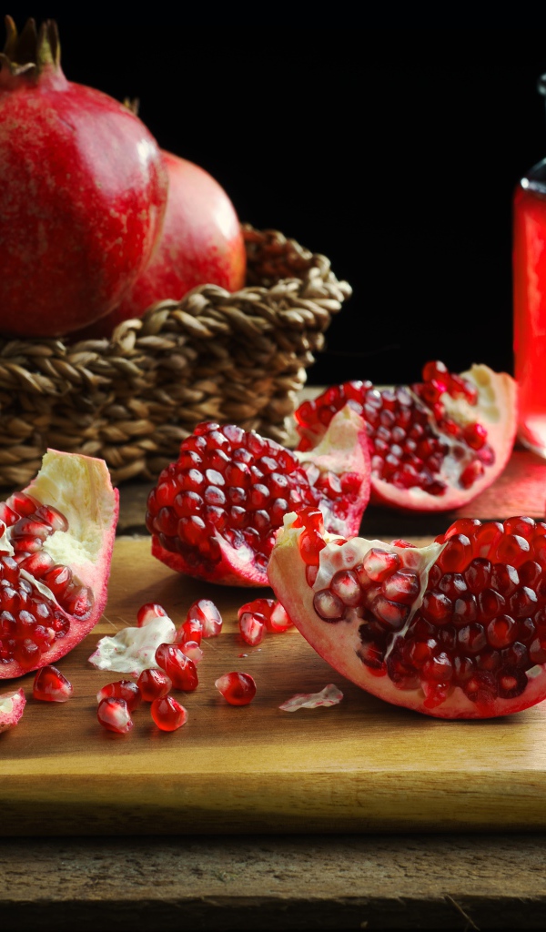 Плоды граната на столе с соком 