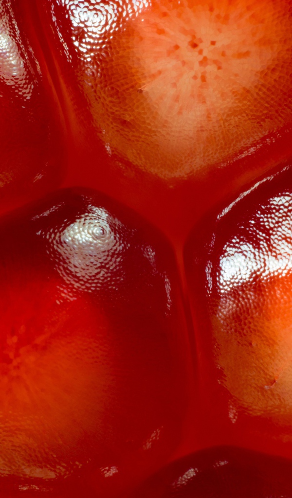 Красные зерна граната крупным планом 