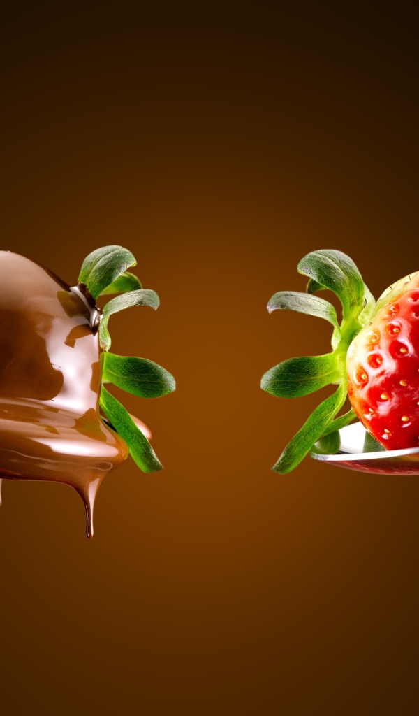 Красная клубника и в шоколаде на ложках 