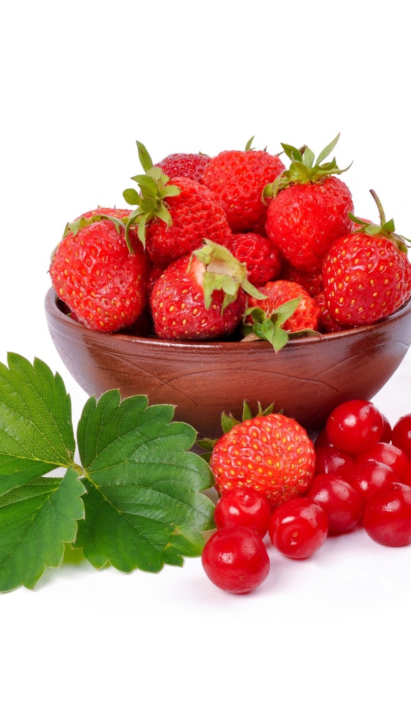 Красная клубника на белом фоне с ягодами китайской вишни 