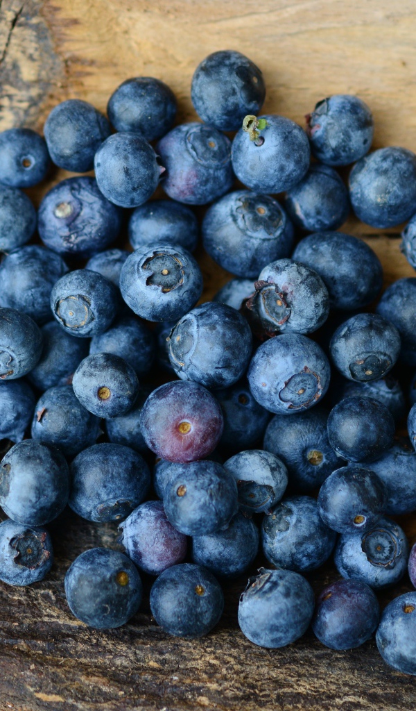 Спелая синяя ягода черника на столе крупным планом 