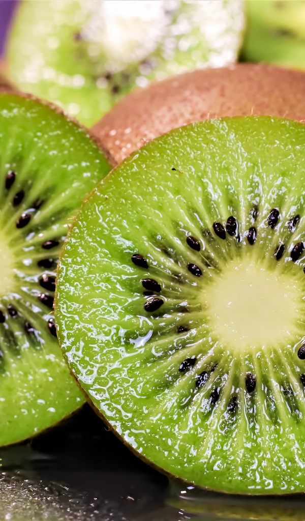 Спелые сочные кусочки киви 