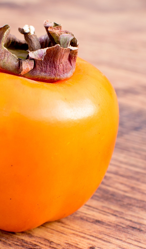 Спелая сочная хурма на столе 