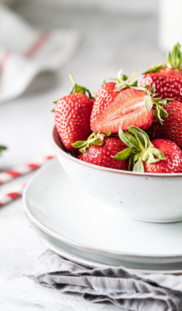 Спелая клубника в тарелке с листьями мяты