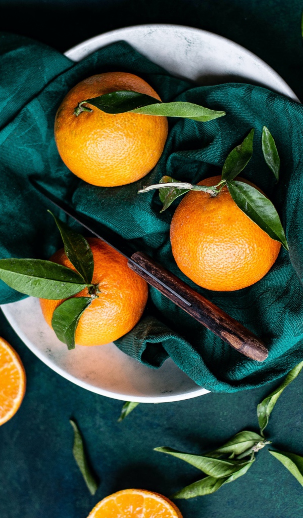 Спелые мандарины на столе в платком 
