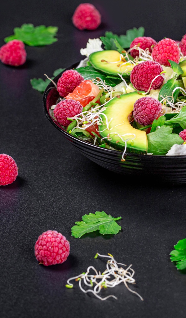 Салат из зелени, проросших зерен, малины и авокадо 