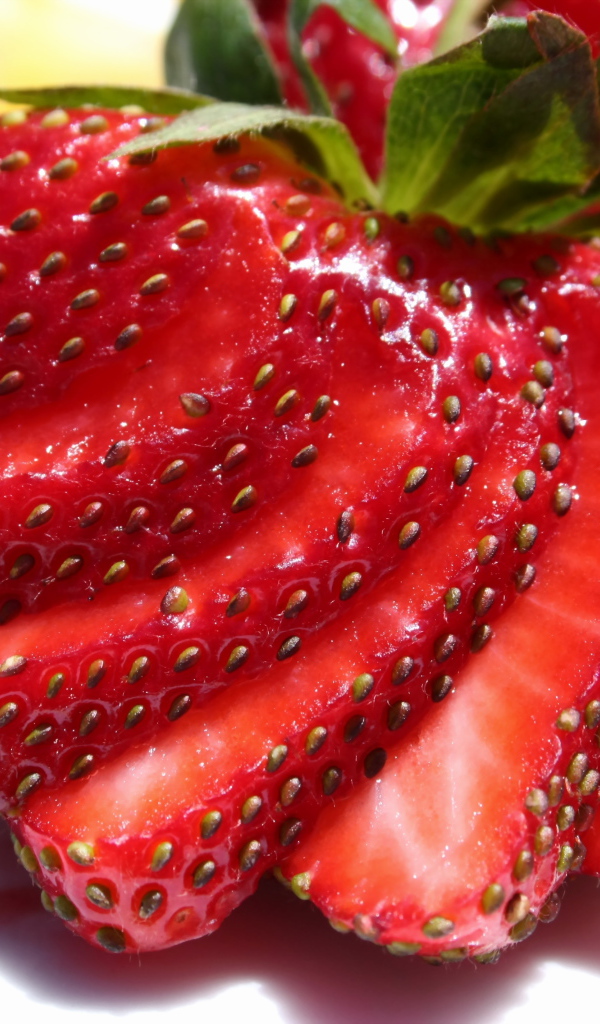 Нарезанная ягода спелой красной клубники 