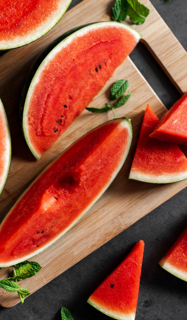 Кусочки сочного красного арбуза на доске
