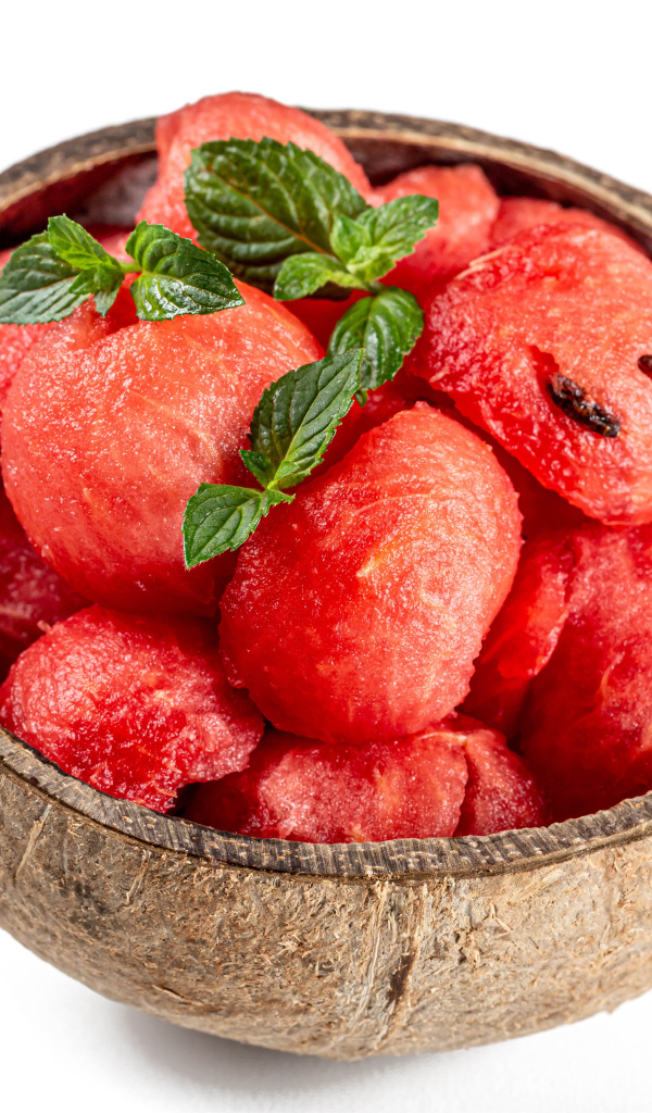 Сладкая мякоть арбуза в миске на белом фоне