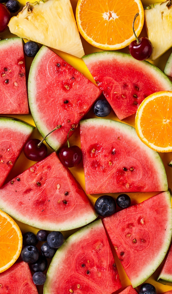 Вкусные свежие фрукты на желтом столе 