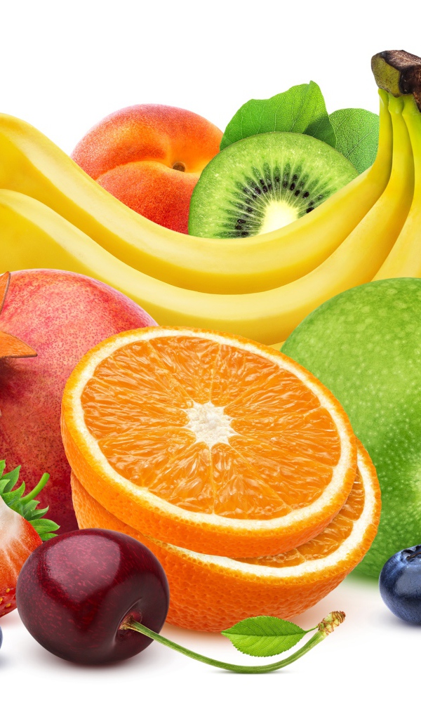 Вкусные сочные фрукты и ягоды на белом фоне крупным планом