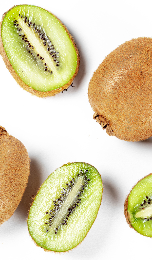 Вкусное киви на белом фоне