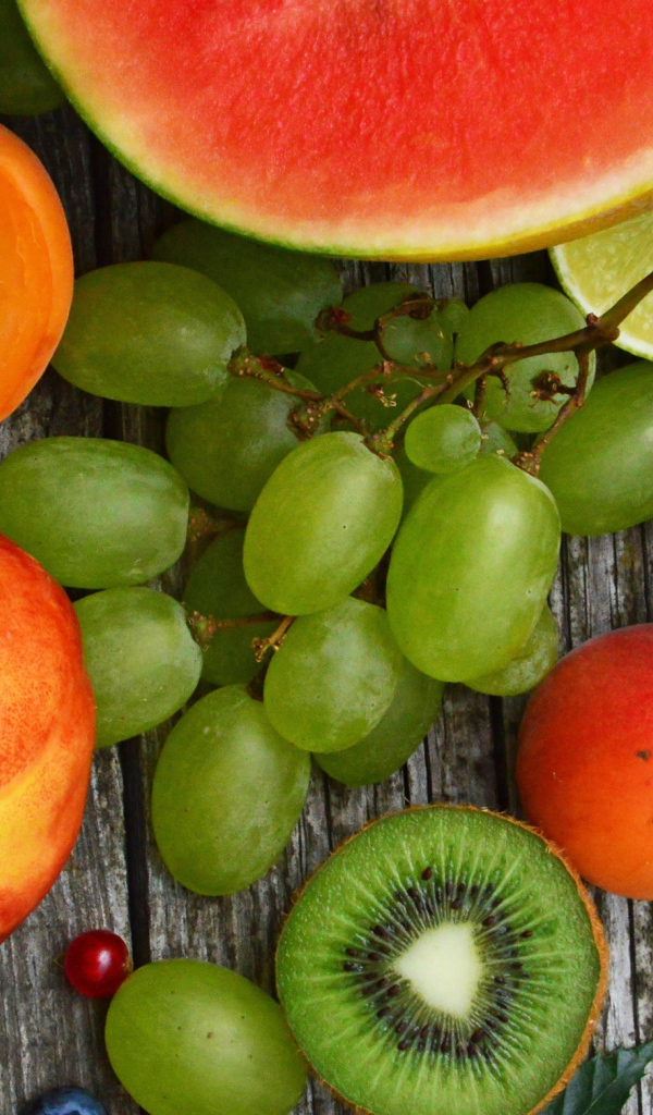 Вкусные спелые фрукты и ягоды на столе