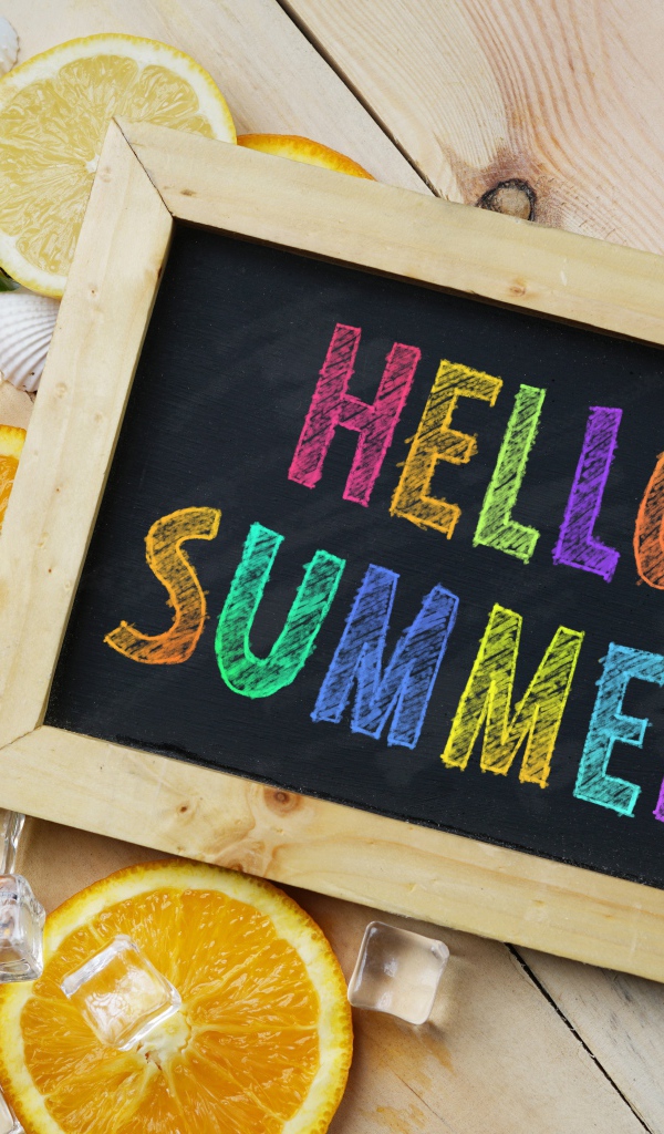 Надпись привет лето на столе с кусочками лимона и апельсина со льдом