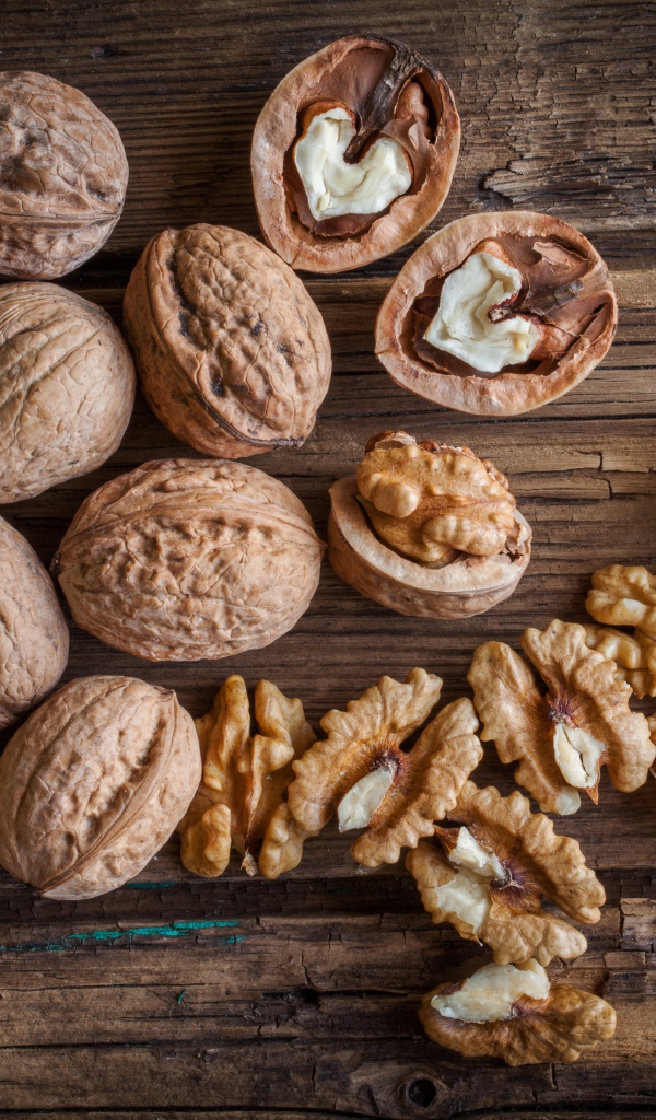 Грецкие орехи на деревянном столе 