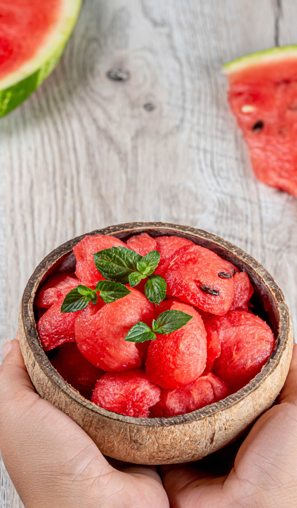 Мякоть арбуза в миске в руках