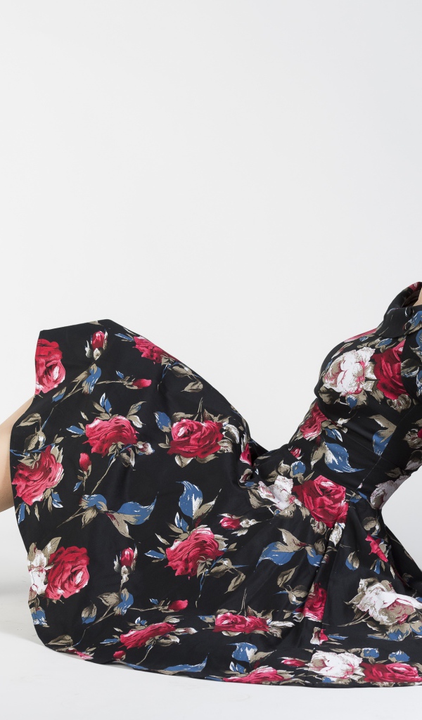 Молодая девушка в красивом платье и черных туфлях 