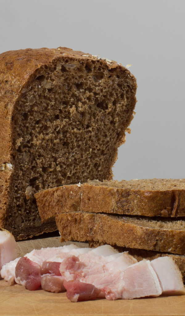 Черный хлеб на столе с нарезанным салом