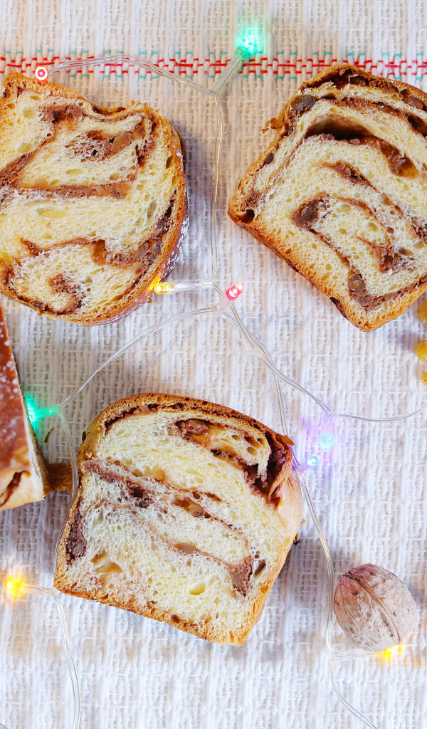 Кекс с изюмом на столе с гирляндой 