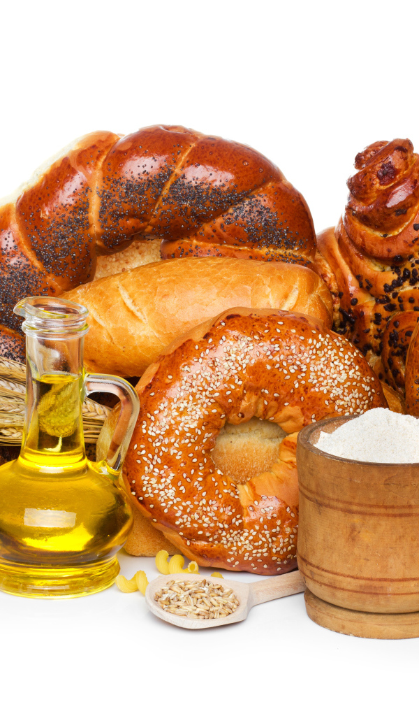 Свежая выпечка с мукой, маслом и яйцами на белом фоне