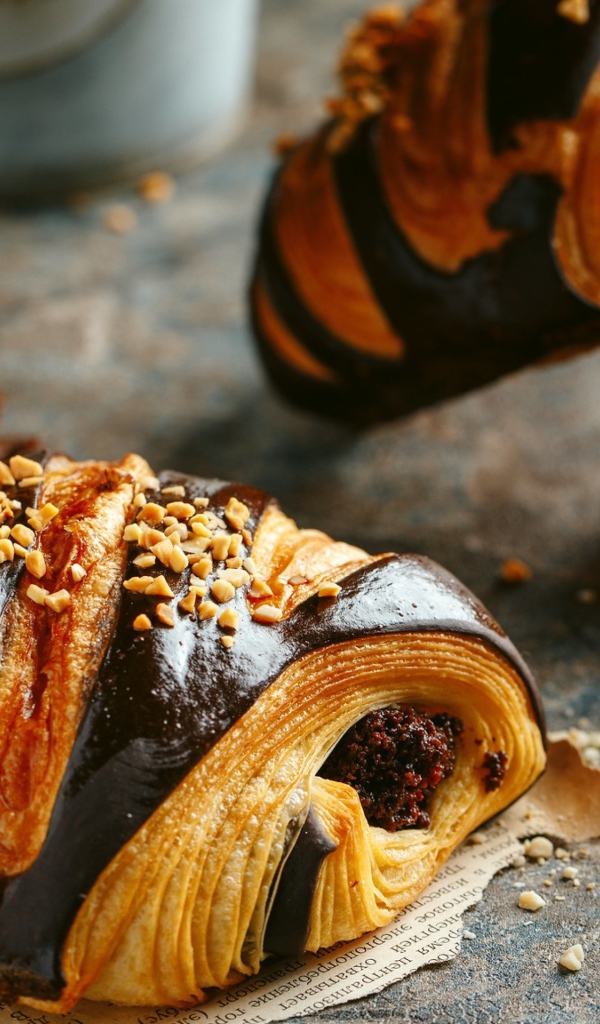 Аппетитные булочки  с шоколадом и орехами 