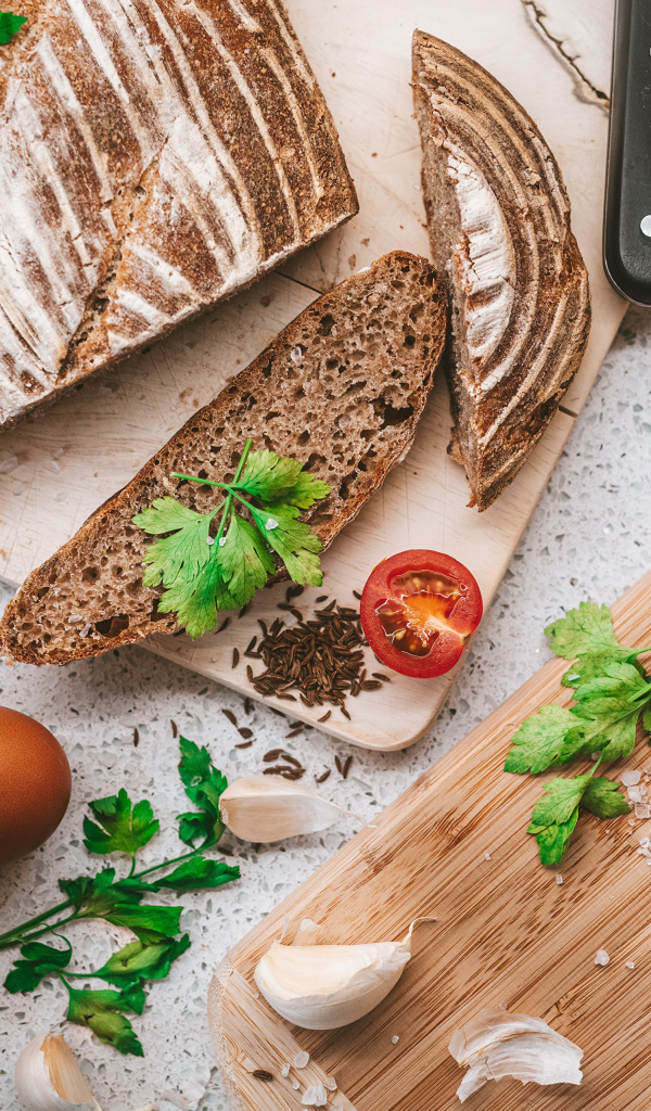 Ржаной хлеб на столе с помидорами  и специями 