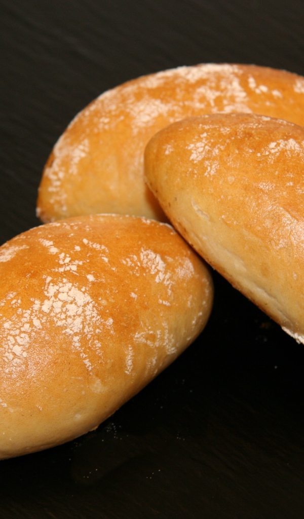 Три свежие булочки на столе 