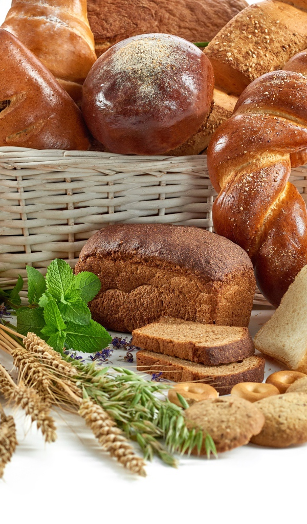 Различная вкусная ароматная свежая выпечка на белом фоне