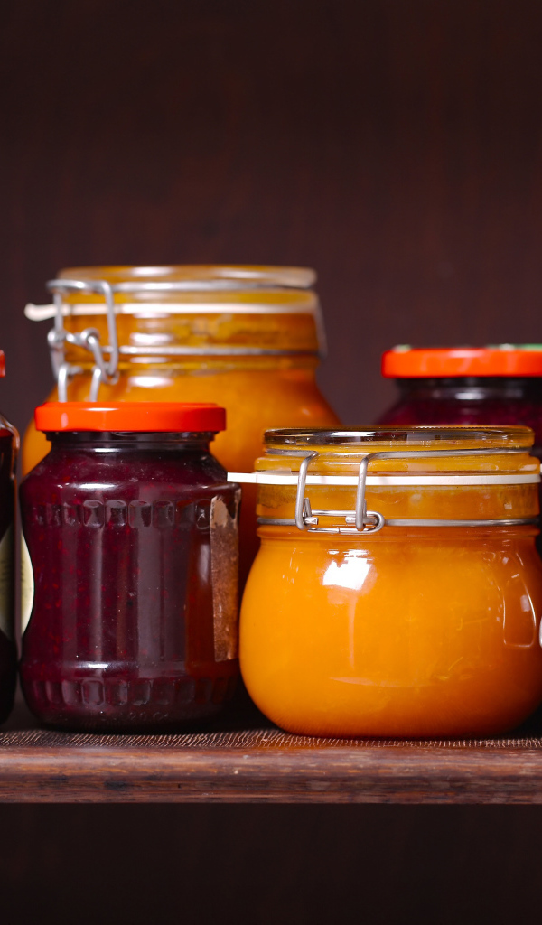 Много заготовок джема на зиму на столе 