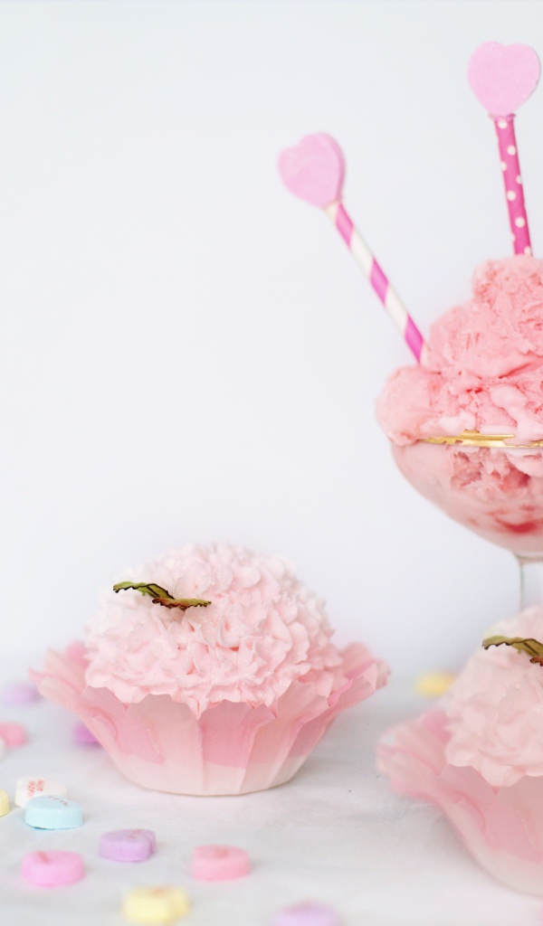 Воздушное розовое пирожное с кремом