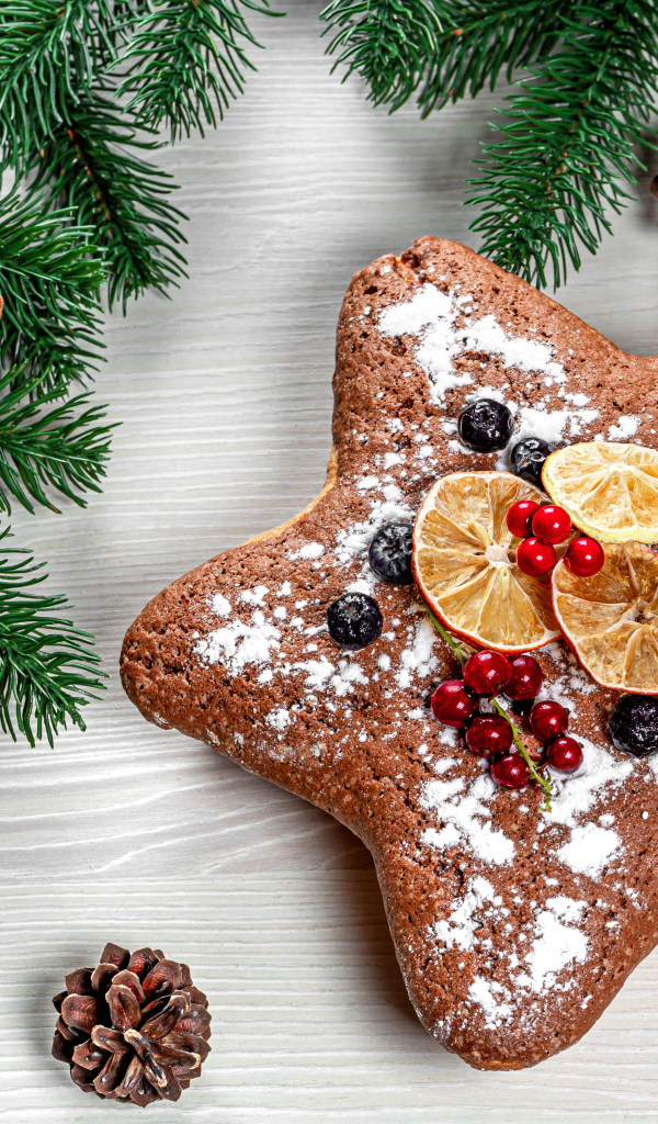 Аппетитный рождественский кекс в форме звезды с еловой веткой и шишками