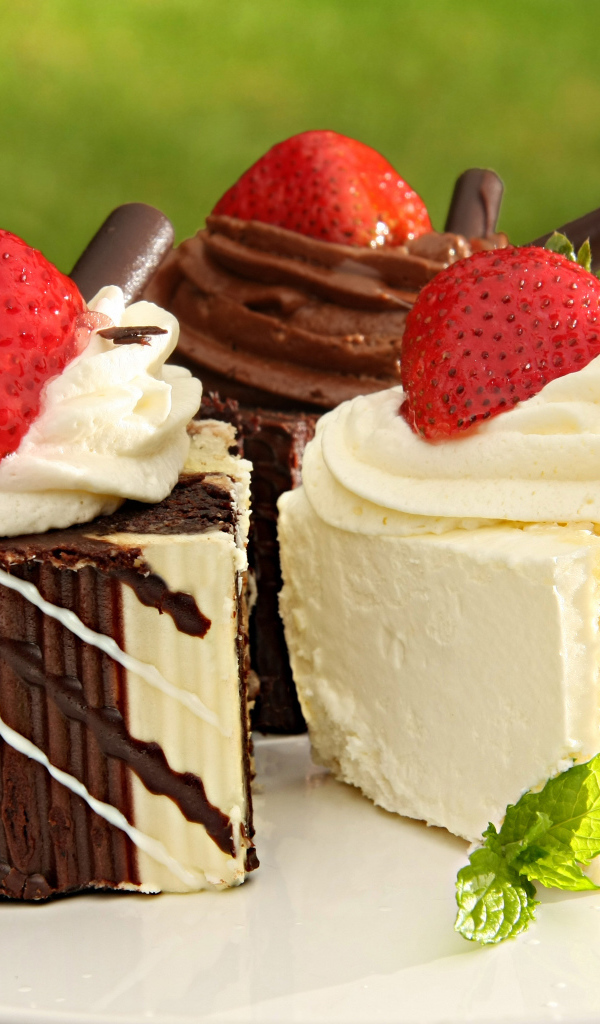 Аппетитные пирожные с кремом и клубникой 