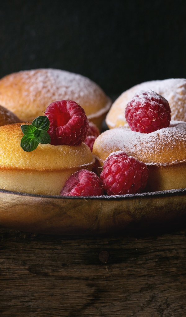 Аппетитные кексы с ягодами малины и сахарной пудрой 