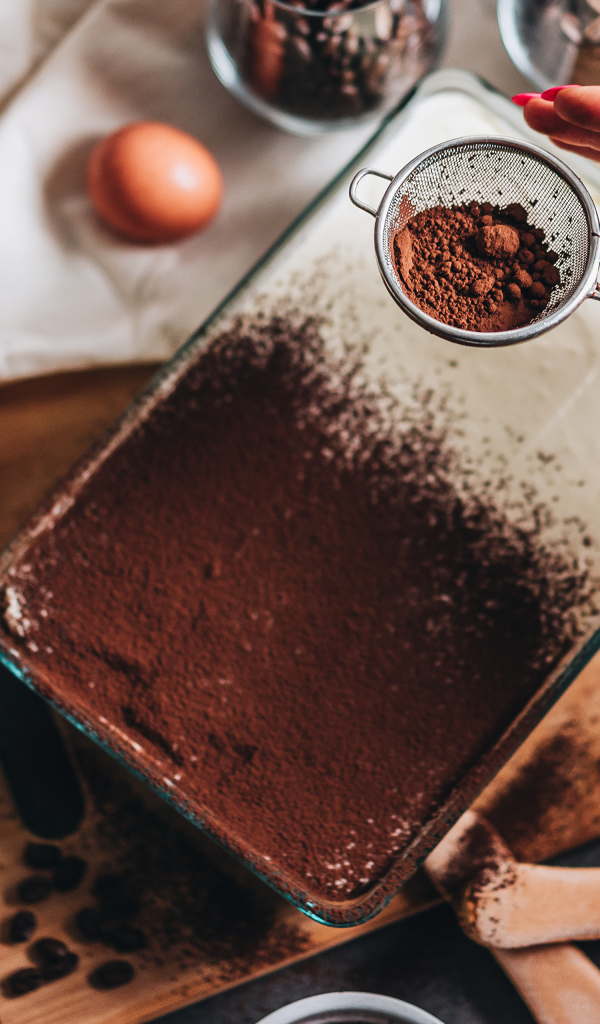 Аппетитный десерт посыпан какао 