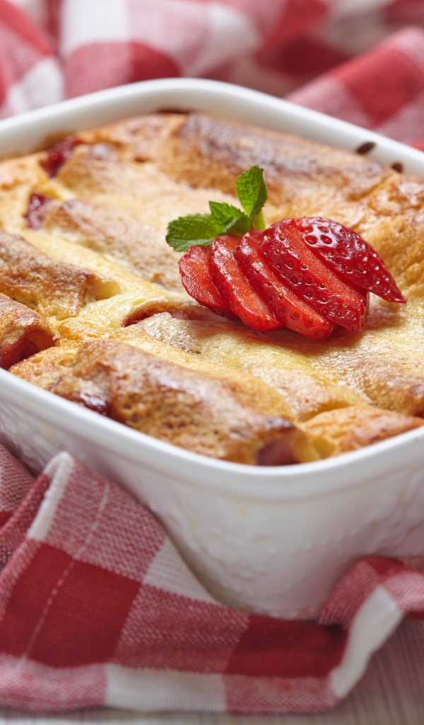 Аппетитный свежий пирог с клубникой на столе 