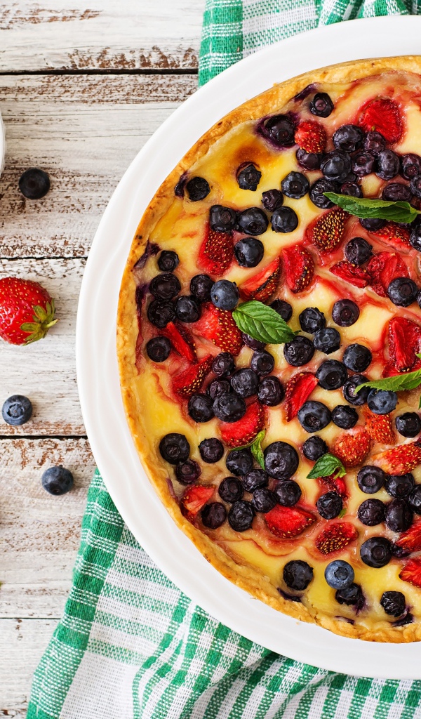 Аппетитный песочный пирог с ягодами клубники и черники 