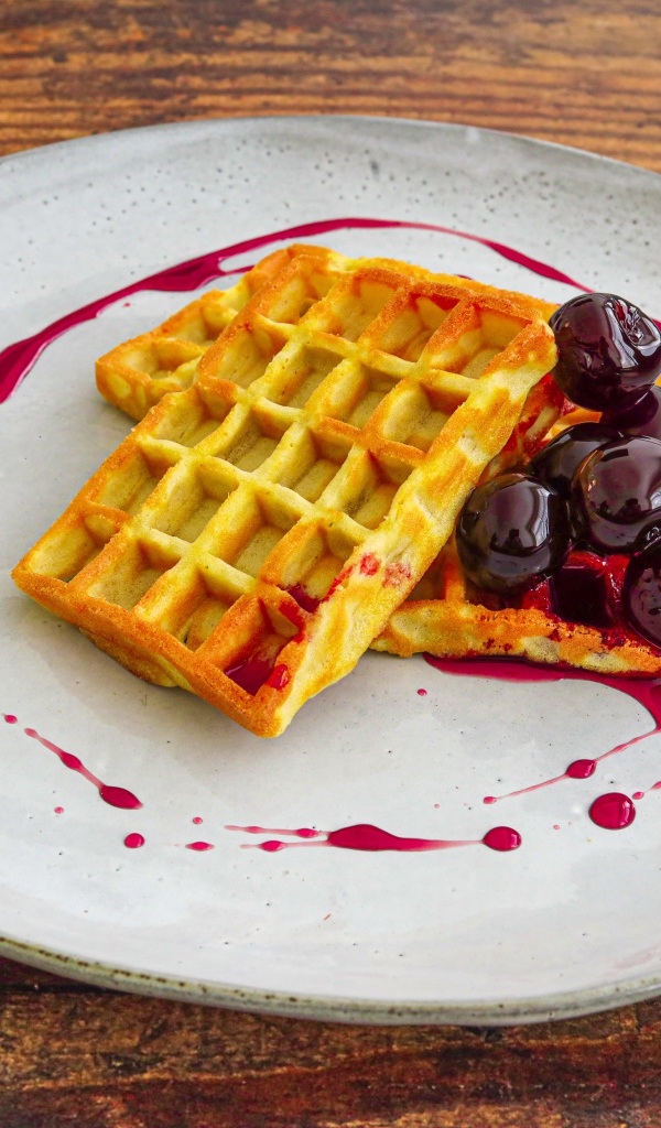 Аппетитные сладкие вафли с вишневым вареньем 