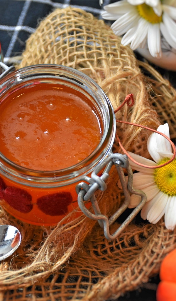 Абрикосовый джем на столе с ромашками