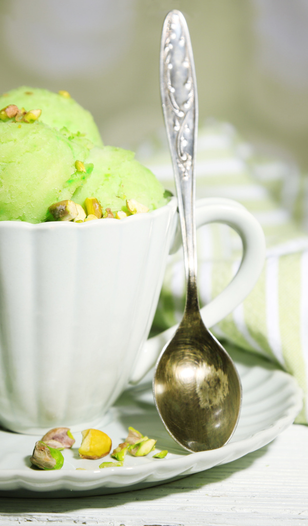 Шарики фисташкового мороженого в чашке