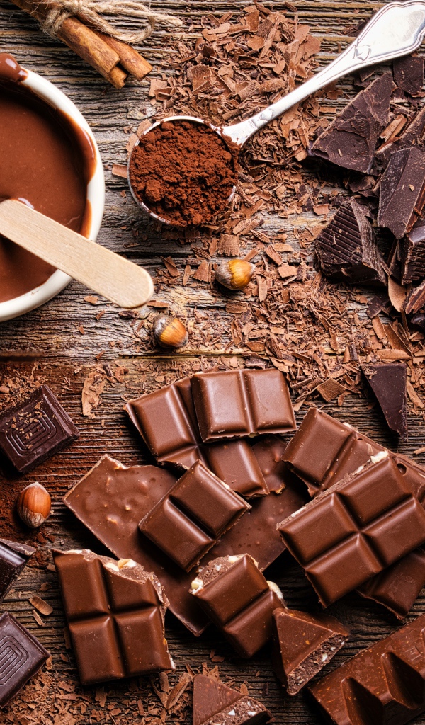 Плитки черного и молочного шоколада на столе 