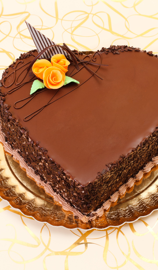 Красивый торт в форме сердца в шоколаде на столе