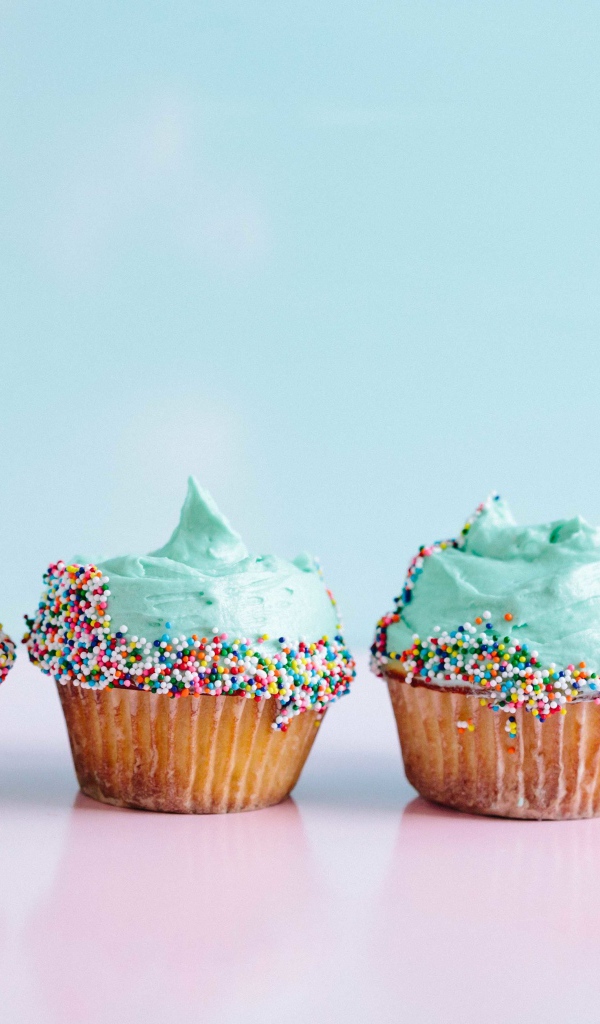 Красивые праздничные кексы с голубым кремом