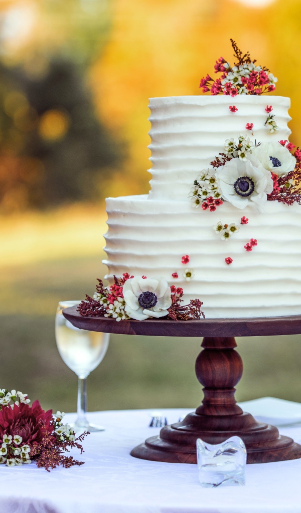 Красивый свадебный торт с цветами 