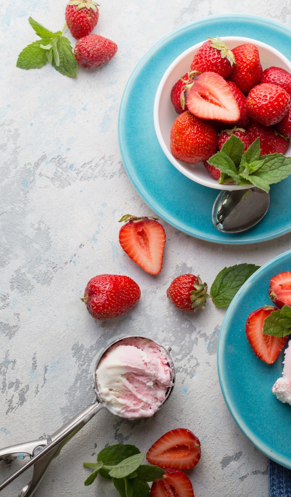 Ягодное мороженое на тарелке с ягодами клубники 