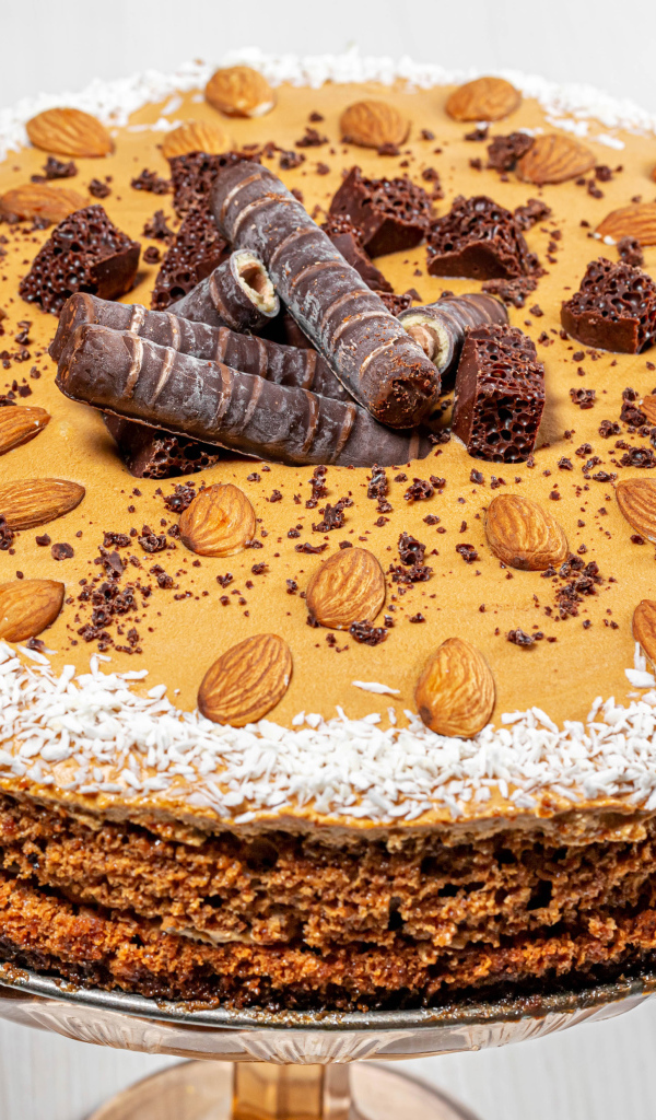 Большой торт со сгущенкой, орехами и шоколадом  на столе