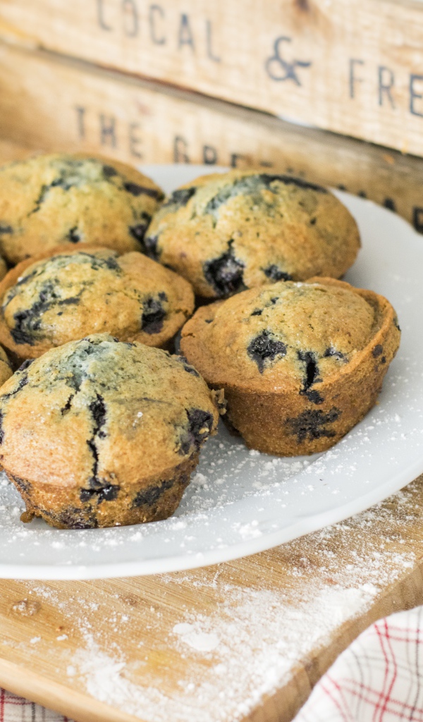 Кексы с ягодами черники на столе 